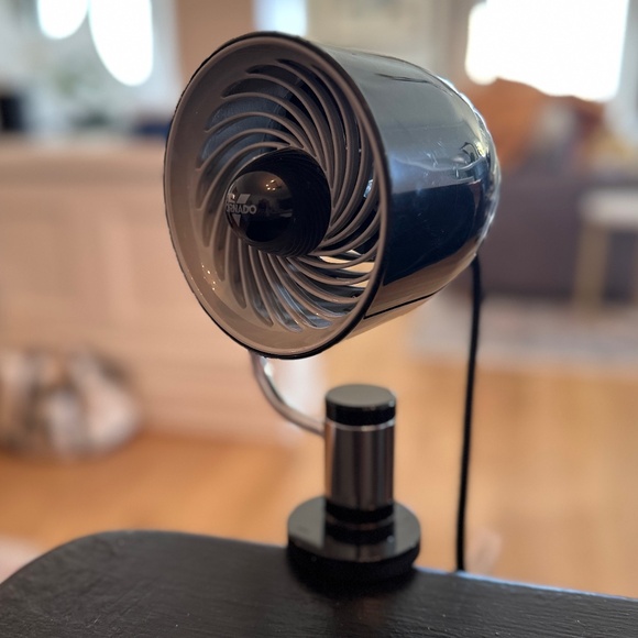 Vornado PIVOT personal clip fan - Black gloss with chrome accents - Picture 1 of 4